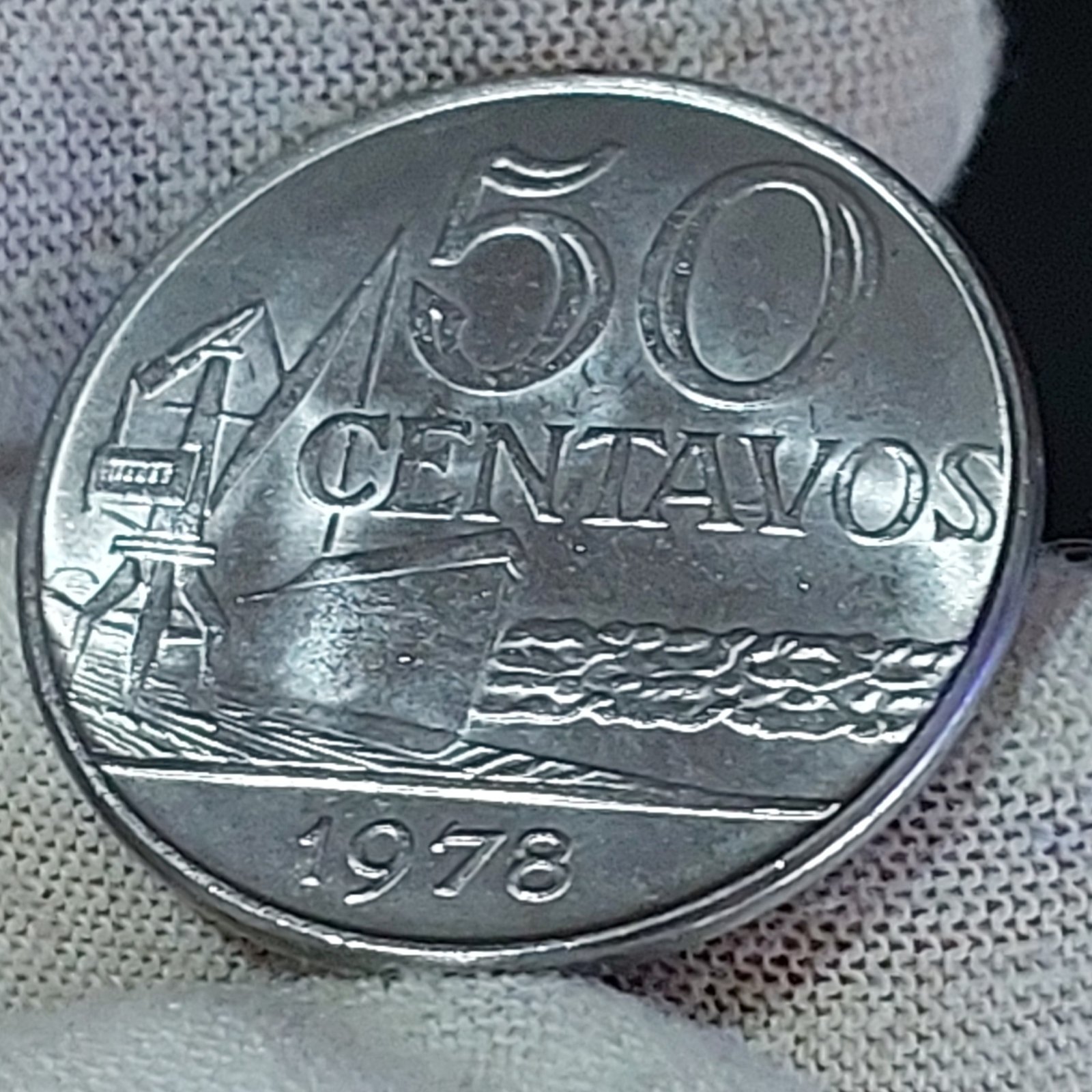 Moeda de 50 Centavos Ano 1978 - República do Brasil - Flor de Cunho - Imagem 3