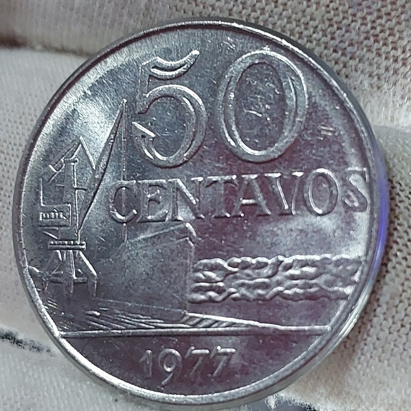 Moeda de 50 Centavos Ano 1977 - República do Brasil - Flor de Cunho - Imagem 3