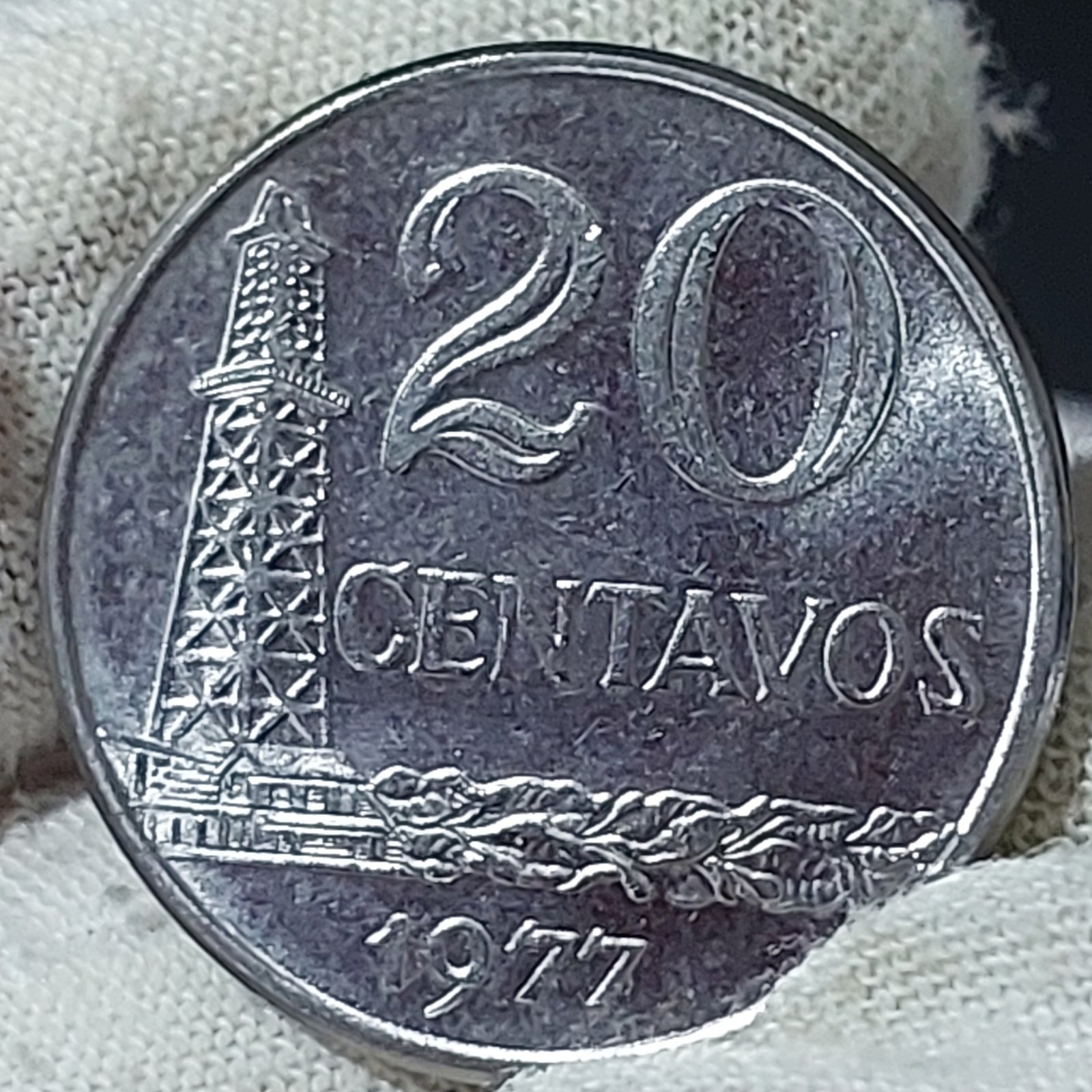 Moeda de 20 Centavos Ano 1977 - República do Brasil - Flor de Cunho - Imagem 3
