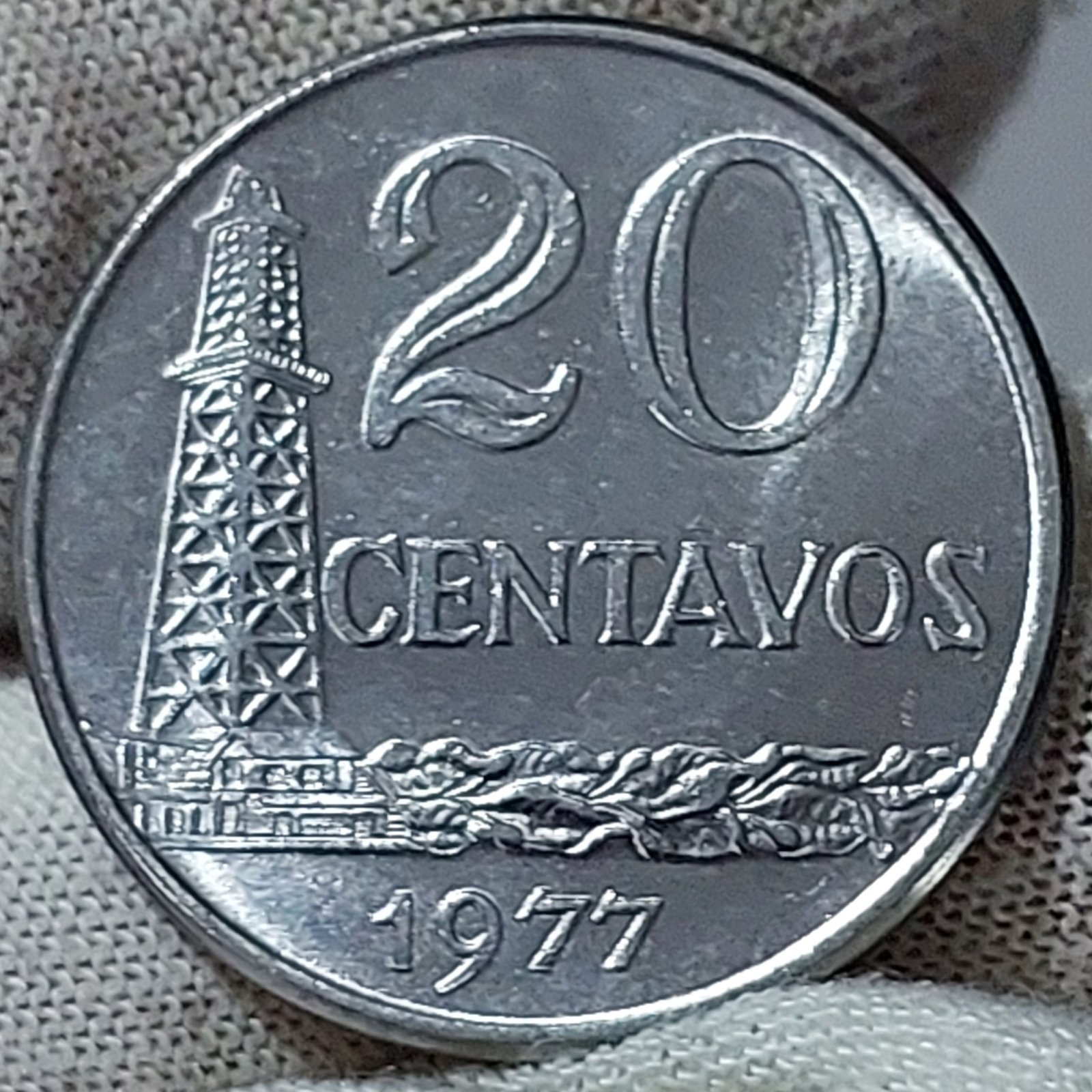 Moeda de 20 Centavos Ano 1977 - República do Brasil - Flor de Cunho - Imagem 5