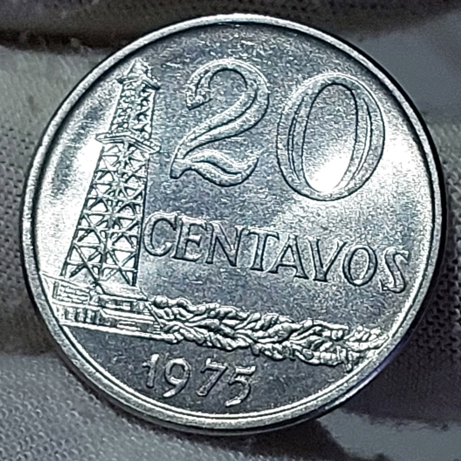 Moeda de 20 Centavos Ano 1975 - República do Brasil - Flor de Cunho - Imagem 3