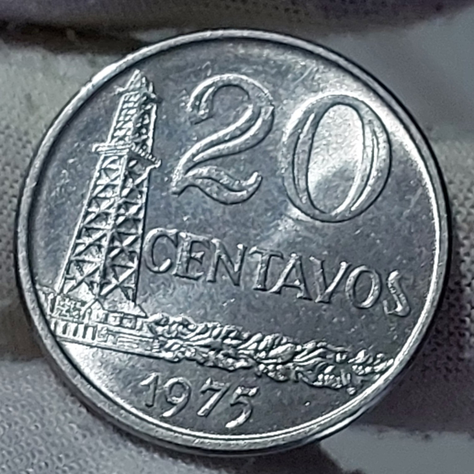 Moeda de 20 Centavos Ano 1975 - República do Brasil - Flor de Cunho - Imagem 5