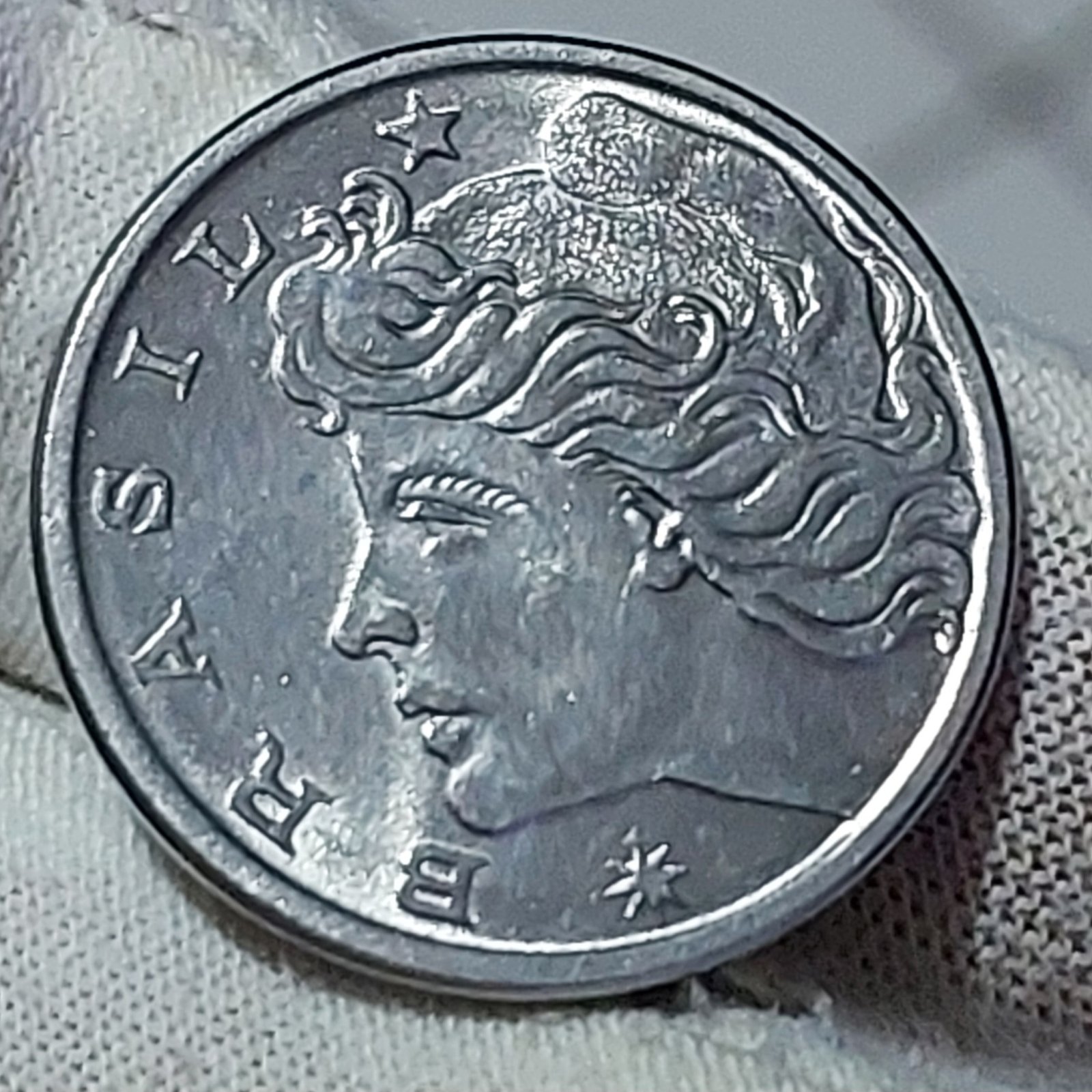 Moeda de 20 Centavos Ano 1975 - República do Brasil - Flor de Cunho - Imagem 6
