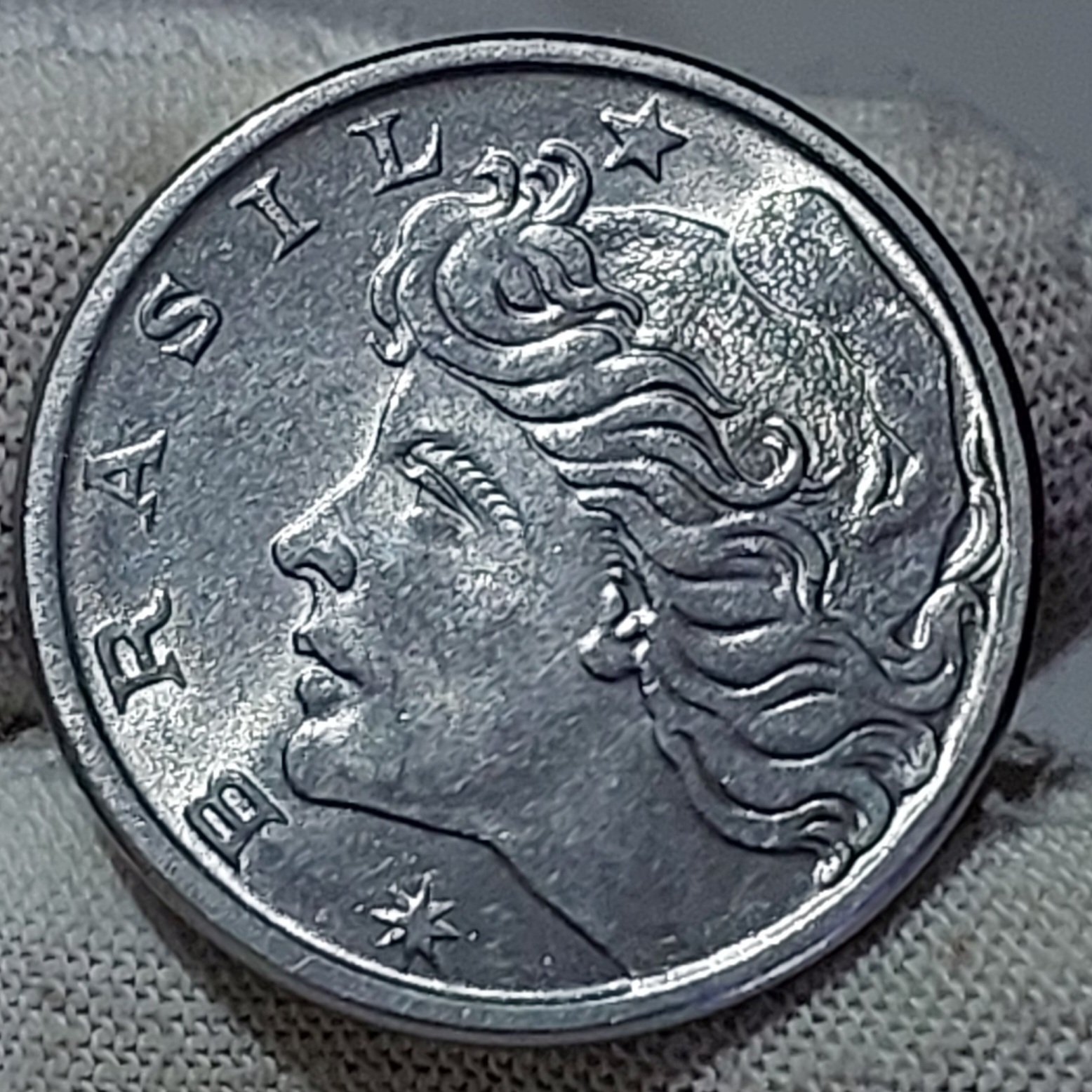 Moeda de 20 Centavos Ano 1975 - República do Brasil - Flor de Cunho - Imagem 4