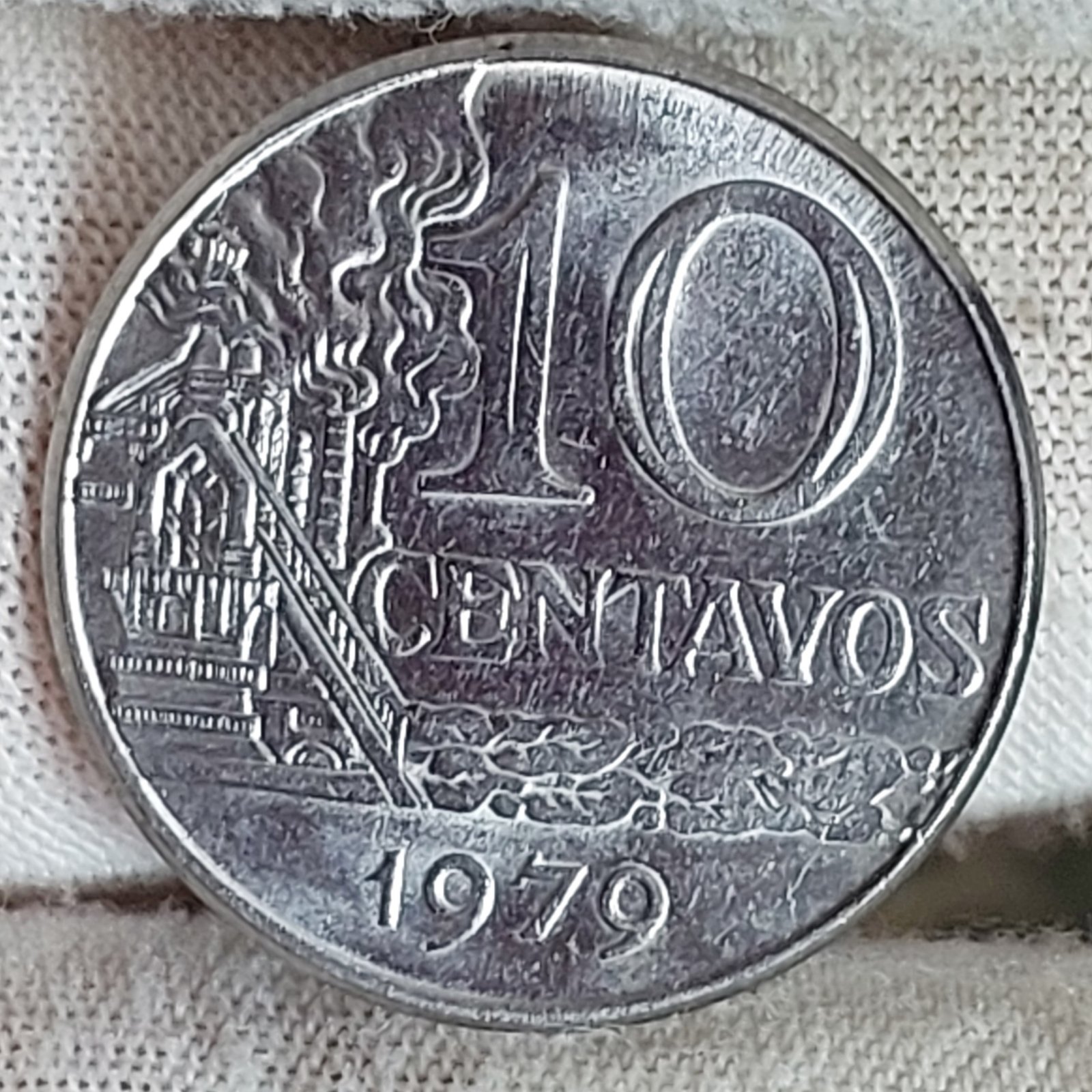 Moeda de 10 Centavos Ano 1979 - República do Brasil - Flor de Cunho - Imagem 3