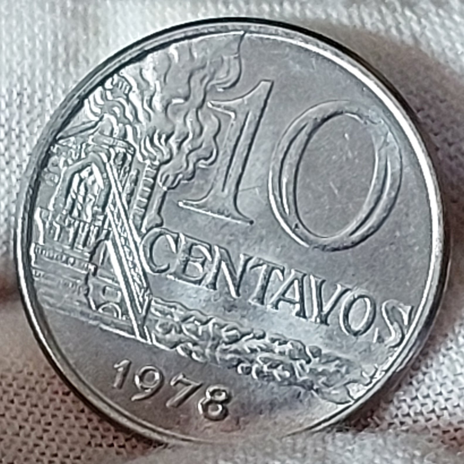 Moeda de 10 Centavos Ano 1978 - República do Brasil - Flor de Cunho - Imagem 3