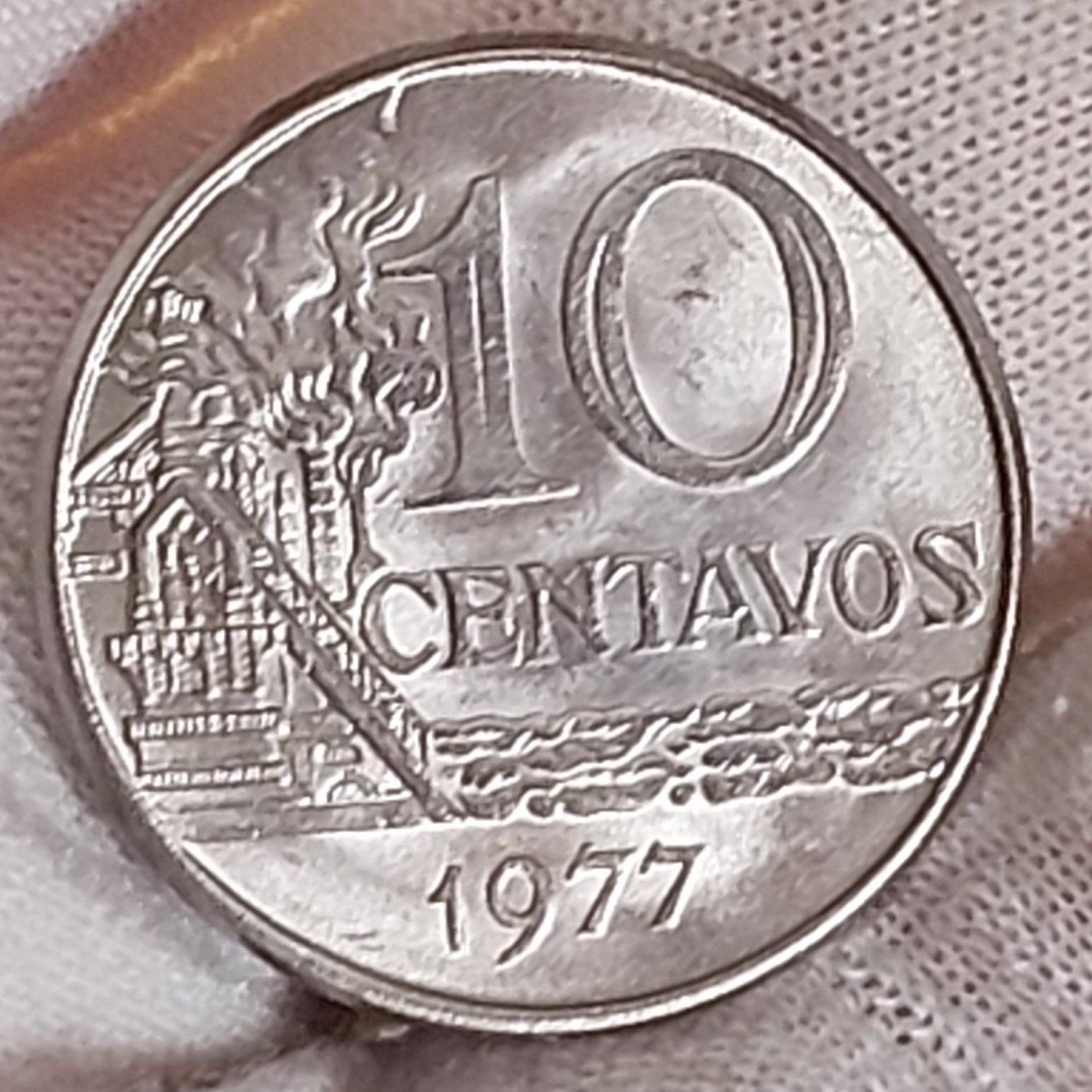 Moeda de 10 Centavos Ano 1977 - República do Brasil - Flor de Cunho - Imagem 3