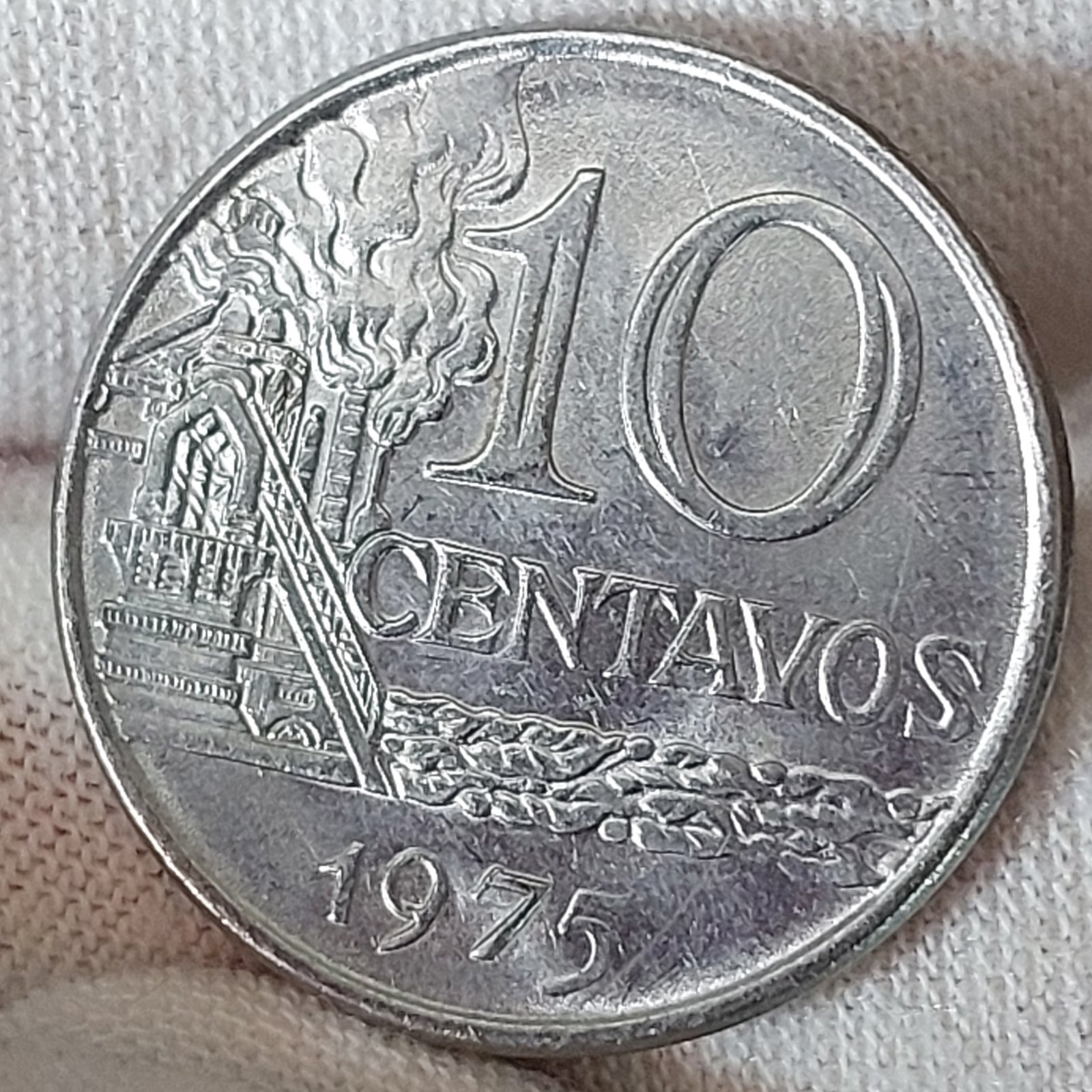 Moeda de 10 Centavos Ano 1975 - República do Brasil - Imagem 3