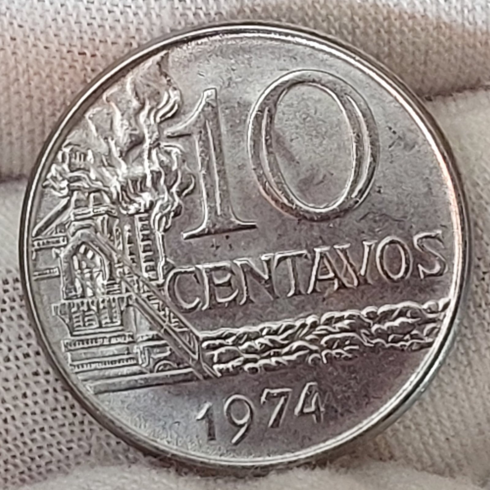 Moeda de 10 Centavos Ano 1974 - República do Brasil - Imagem 3