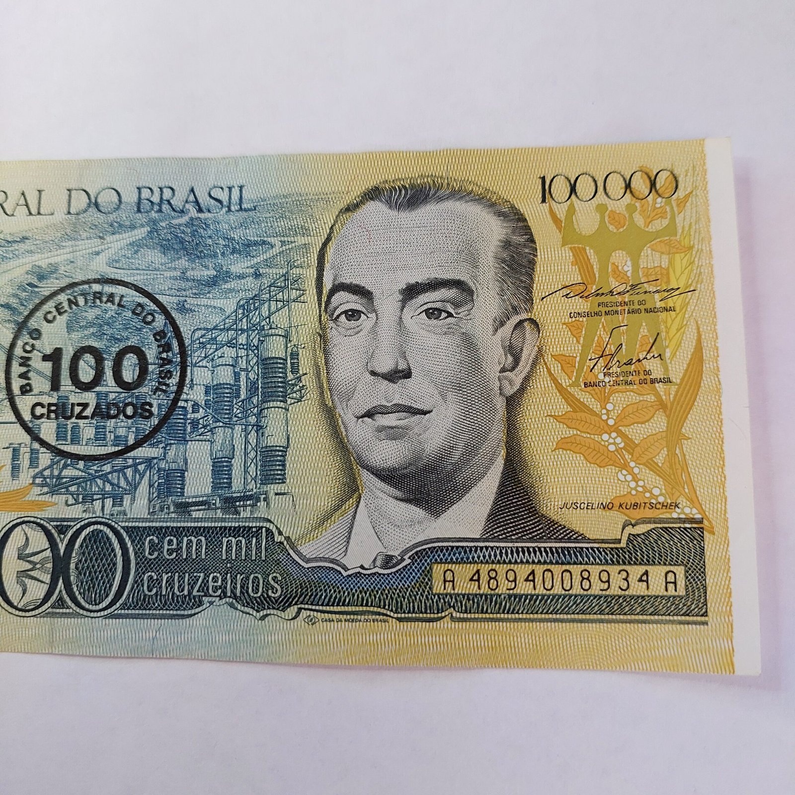 Cédula de 100.000 Cruzeiros (Cr$ 100.000) com Carimbo de 100 Cruzados (Cz$ 100) Ano 1986 - Juscelino Kubitschek - Imagem 3